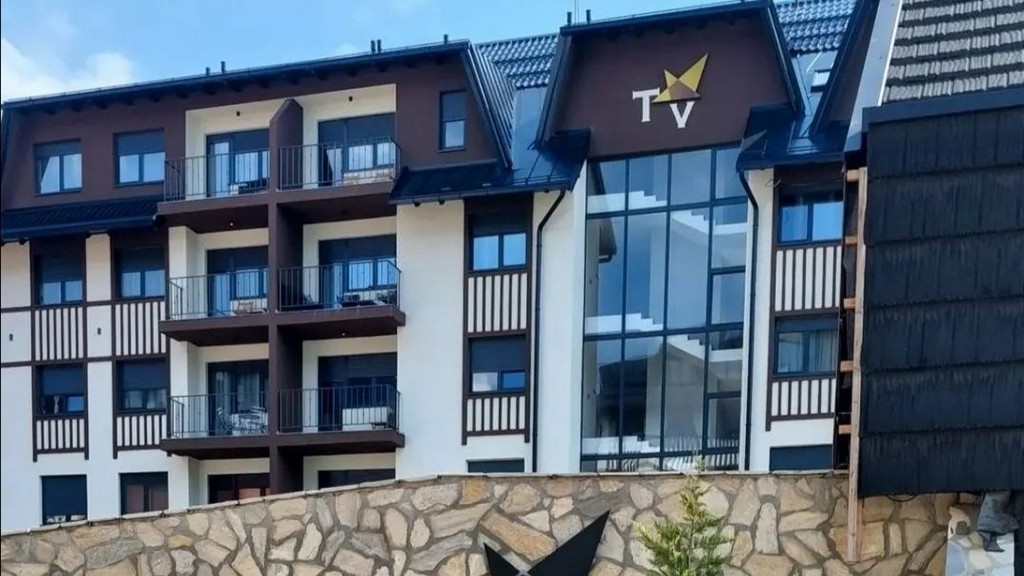 Apartman Melody nalazi se u kompleksu Titova vila Zlatibor svega 800m od jezera u najlepšem delu Zlatibora
