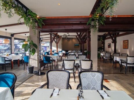 Restoran “Rujno” je nastariji restoran na Zlatiboru i sinonim Zlatibora u poslednjih 6 decenija. Nalazi se u samom centru, na Kraljevom Trgu