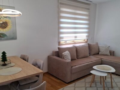 Idila – Zlatibor apartman se nalazi u ulici Krfska br. 17, na drugom spratu objekta Beli Dvor, odmah preko puta marketa Univerexport.