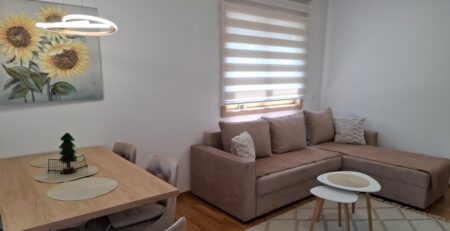 Idila – Zlatibor apartman se nalazi u ulici Krfska br. 17, na drugom spratu objekta Beli Dvor, odmah preko puta marketa Univerexport.