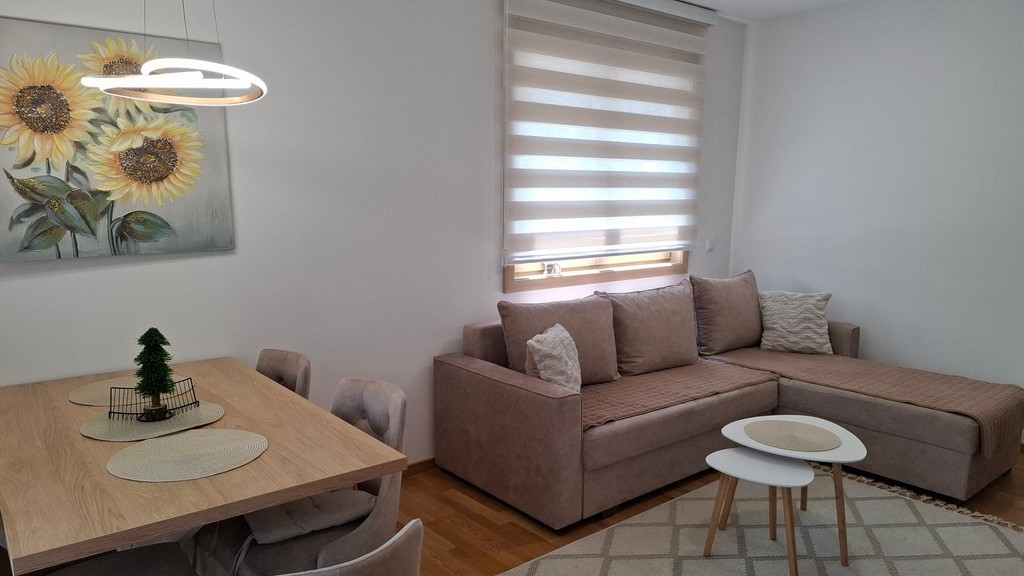 Idila – Zlatibor apartman se nalazi u ulici Krfska br. 17, na drugom spratu objekta Beli Dvor, odmah preko puta marketa Univerexport.