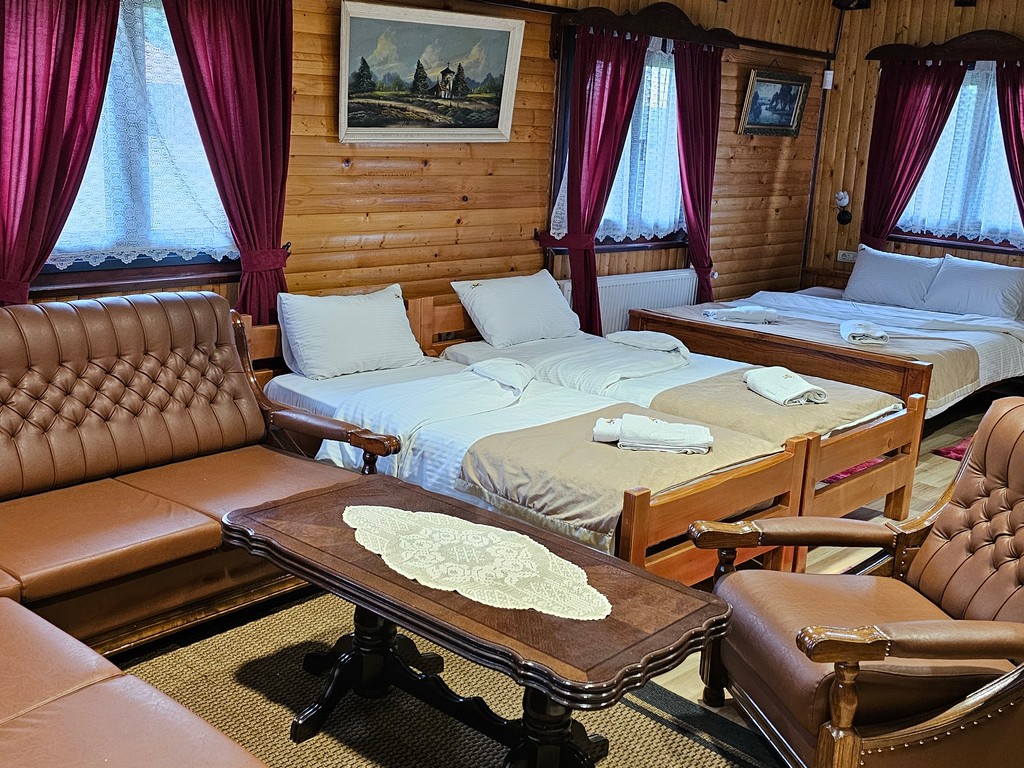 U etno selu se nalaze dva jezera na kojima možete pecati i voziti se kanuom i uživati u predivnoj prirodi.