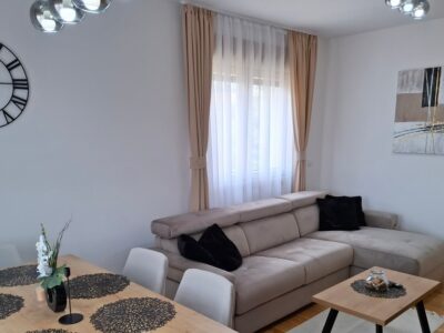 Apartman Restart 59 duplex se nalazi u ulici Krfska br. 17, na petom spratu objekta Beli Dvor, u mirnom delu Zlatibora, kod Univerexporta