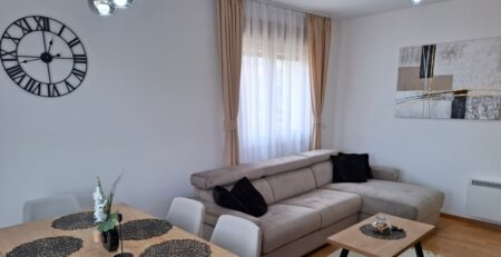 Apartman Restart 59 duplex se nalazi u ulici Krfska br. 17, na petom spratu objekta Beli Dvor, u mirnom delu Zlatibora, kod Univerexporta