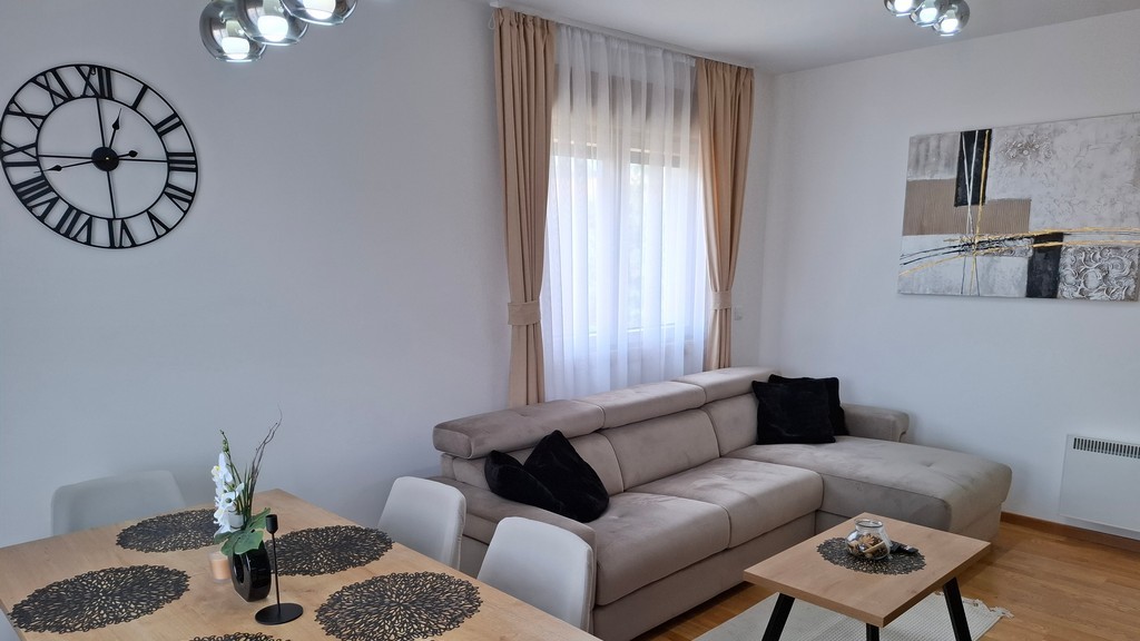 Apartman Restart 59 duplex se nalazi u ulici Krfska br. 17, na petom spratu objekta Beli Dvor, u mirnom delu Zlatibora, kod Univerexporta