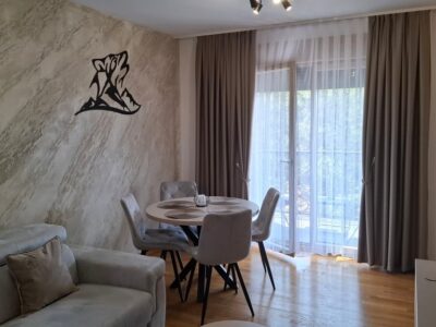 Lux apartman Vuk 53 – Zlatibor se nalazi u ulici Krfska br. 17, na četvrtom spratu objekta Beli Dvor, odmah preko puta marketa Univerexport.