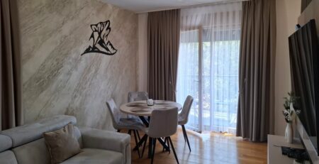 Lux apartman Vuk 53 – Zlatibor se nalazi u ulici Krfska br. 17, na četvrtom spratu objekta Beli Dvor, odmah preko puta marketa Univerexport.
