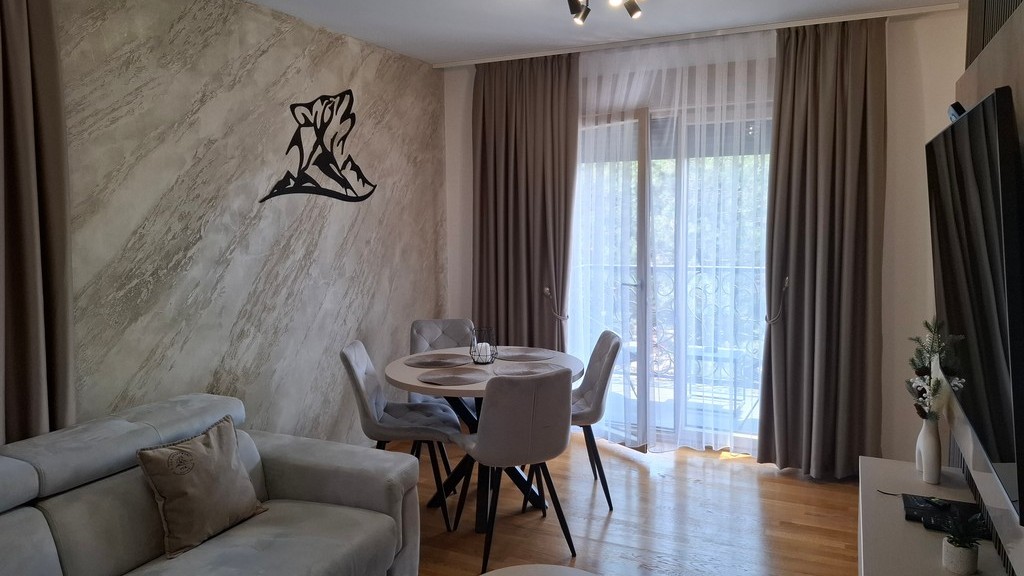 Lux apartman Vuk 53 – Zlatibor se nalazi u ulici Krfska br. 17, na četvrtom spratu objekta Beli Dvor, odmah preko puta marketa Univerexport.