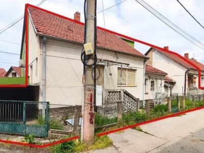 Prodaju se dve kuće sa pomoćnim objektom koji ih povezuje u celinu na 2 ara placa. Vlasništvo je 1/1, Veća kuća ima 68 m2, manja 39 m2.