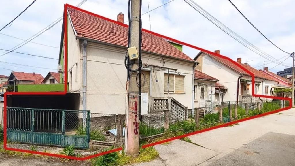 Prodaju se dve kuće sa pomoćnim objektom koji ih povezuje u celinu na 2 ara placa. Vlasništvo je 1/1, Veća kuća ima 68 m2, manja 39 m2.