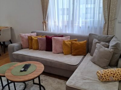 Apartman Harmony 14 se nalazi u ulici Krfska br. 17, na prvom spratu objekta Beli Dvor, u mirnom delu Zlatibora, odmah preko puta marketa Univerexport.