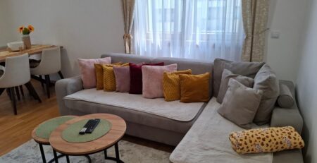 Apartman Harmony 14 se nalazi u ulici Krfska br. 17, na prvom spratu objekta Beli Dvor, u mirnom delu Zlatibora, odmah preko puta marketa Univerexport.
