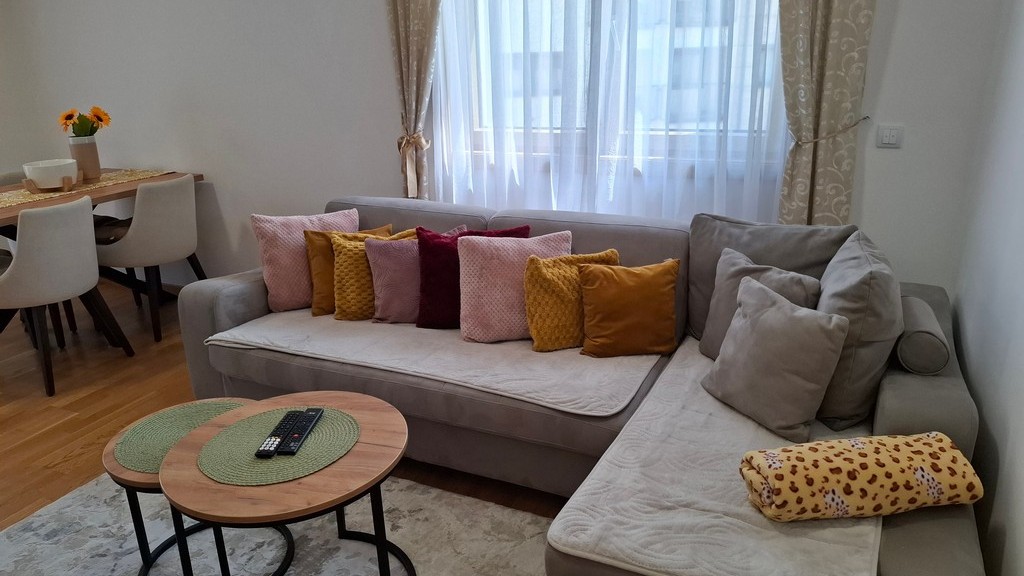 Apartman Harmony 14 se nalazi u ulici Krfska br. 17, na prvom spratu objekta Beli Dvor, u mirnom delu Zlatibora, odmah preko puta marketa Univerexport.