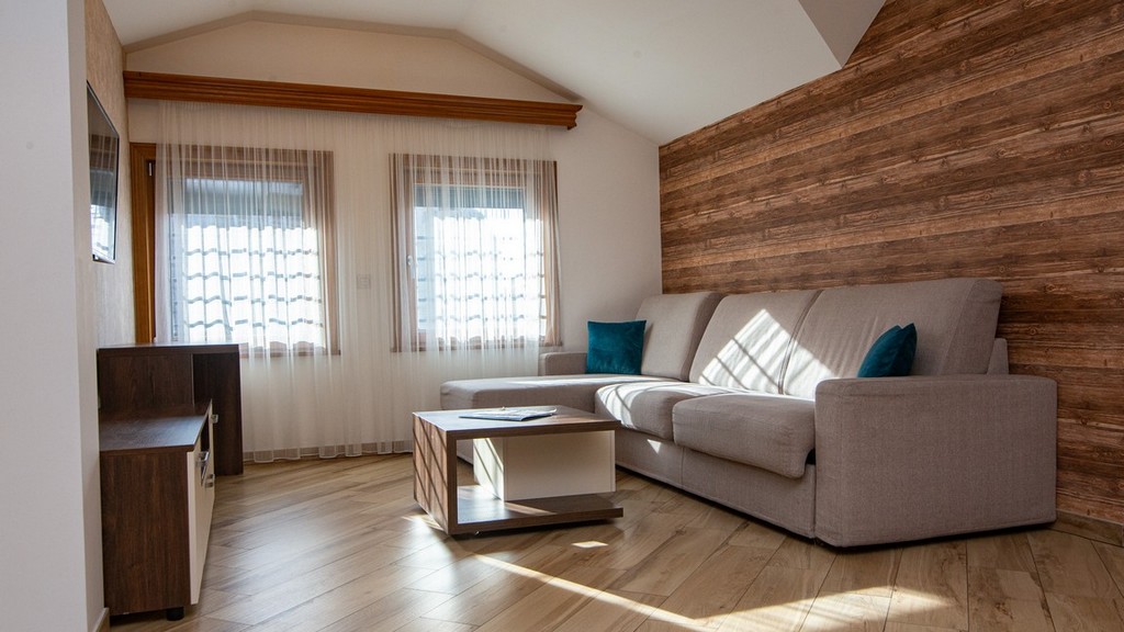 U ponudi su 3 porodična apartmana u centru Zlatibora, na šetalištu, 50 metara od jezera u ulici Miladina Pećinara br. 69.