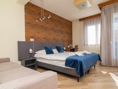 U ponudi je 13 stuio apartmana u centru Zlatibora, na šetalištu u ulici Miladina Pećinara br. 69. namenjeni su za smeštaj do 4 osoba.