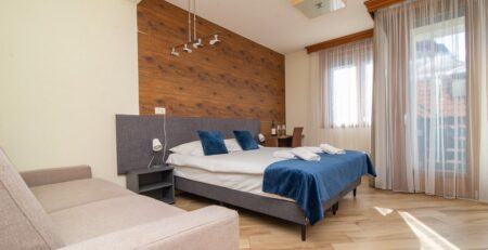 U ponudi je 13 stuio apartmana u centru Zlatibora, na šetalištu u ulici Miladina Pećinara br. 69. namenjeni su za smeštaj do 4 osoba.