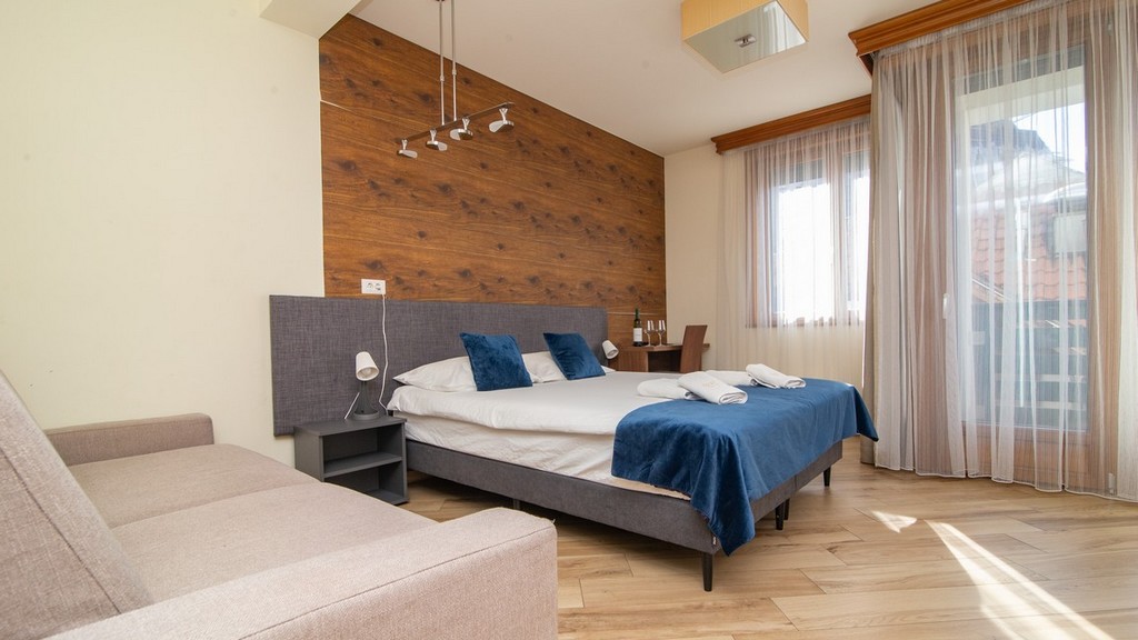 U ponudi je 13 stuio apartmana u centru Zlatibora, na šetalištu u ulici Miladina Pećinara br. 69. namenjeni su za smeštaj do 4 osoba.
