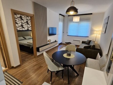 Prodaje se nov stan 38m2, na Zlatiboru, u Vili Peković Blue, na prvom spratu. Udaljenost od centra i jezera je 100 metara.