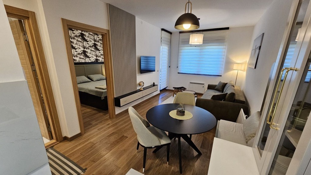 Prodaje se nov stan 38m2, na Zlatiboru, u Vili Peković Blue, na prvom spratu. Udaljenost od centra i jezera je 100 metara.