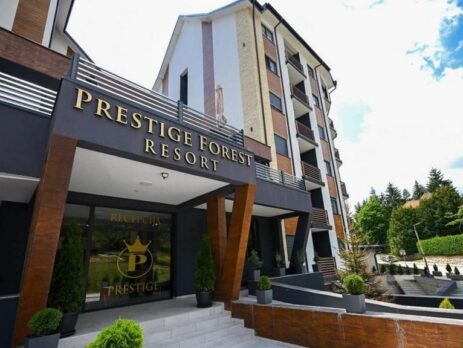 Prodaje se kompletno opremljen stan, površine 36m2 u visokom prizemlju, na Zlatiboru, okviru kompleksa Forest