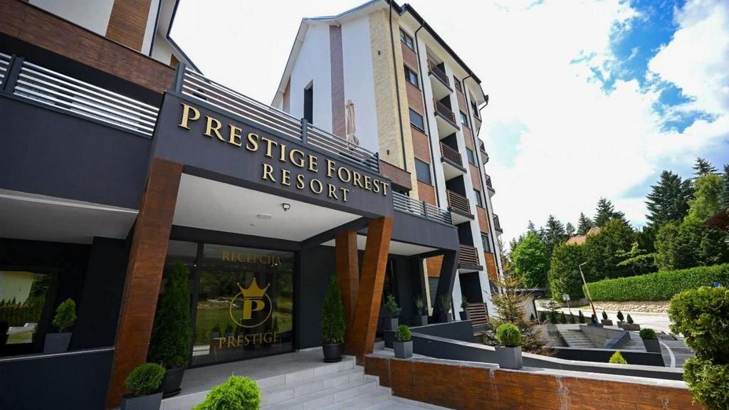 Prodaje se kompletno opremljen stan, površine 36m2 u visokom prizemlju, na Zlatiboru, okviru kompleksa Forest
