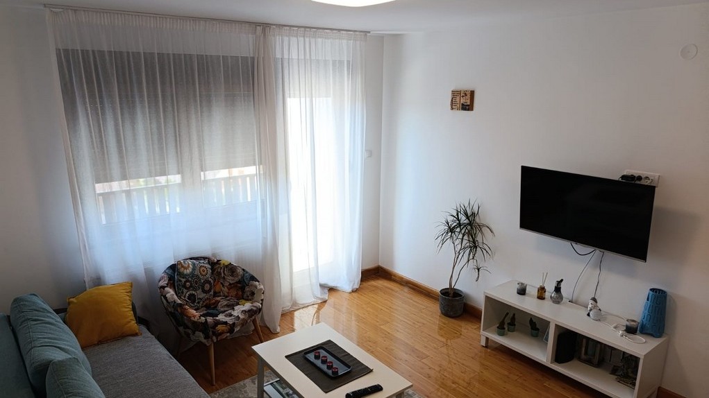 Prodaje se kompletno opremljen stan, površine 41m2 u ulici Bregovi naselje Obudojevic. Udaljenost od centra oko 700m. Cena je 70.000 eura.
