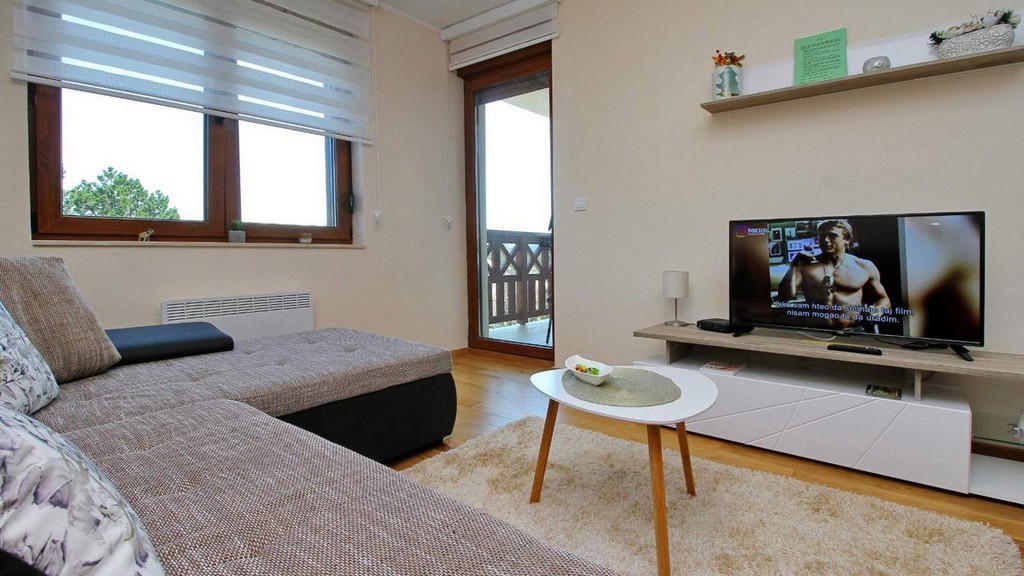 Prodaje se kompletno opremljen stan, na trećem spratu, površine 40m2 u Vili Zlatibor 4. Zgrada poseduje wellness i spa centar za vlasnike
