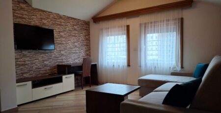 Apartman Central 402 nalazi se na Zlatiboru, na šetalištu, na svega 50 metara od jezera u ulici Miladina Pećinara br. 69.