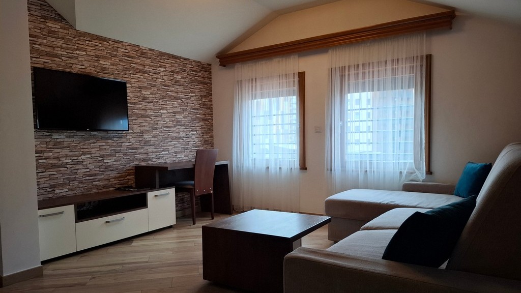 Apartman Central 402 nalazi se na Zlatiboru, na šetalištu, na svega 50 metara od jezera u ulici Miladina Pećinara br. 69.