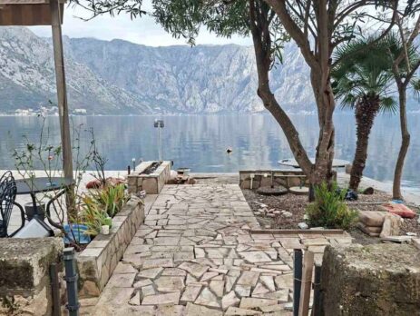 Apartman Holiday Home Cattaro 3 - Stoliv, se nalazi na prvom spratu kuće. Površine je 34m2. Stepenice vas dele od smeštaja do plaže, udaljenost je 30 metara.