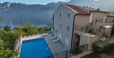 Apartman La Vita e Bella - Prčanj se sastoji od dve spavaće sobe, kupatila, kuhinje, dnevnog boravka sa trpezarijom i terase sa pogledom