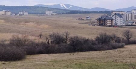 Prodaja placeva na Zlatiboru, ukupno 5,kod hotela Golden Panorama, orjentacija jugozapad. Put, struja i voda.