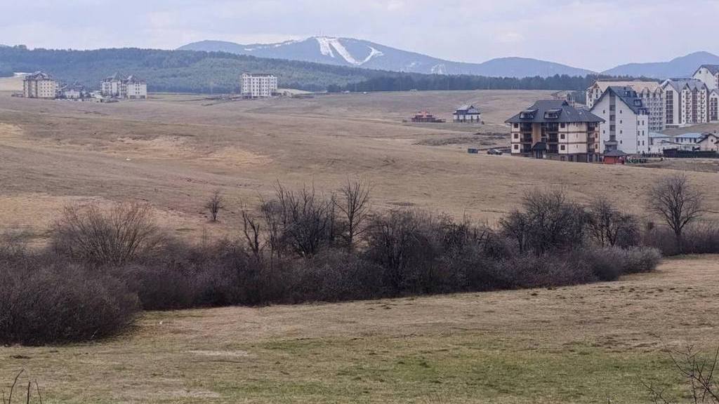 Prodaja placeva na Zlatiboru, ukupno 5,kod hotela Golden Panorama, orjentacija jugozapad. Put, struja i voda.