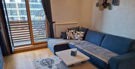 Prodaje se kompletno opremljen stan površine 46m2 sa terasom na drugom spratu u kompleksu Kalman na Zlatiboru.