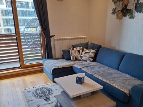 Prodaje se kompletno opremljen stan površine 46m2 sa terasom na drugom spratu u kompleksu Kalman na Zlatiboru.