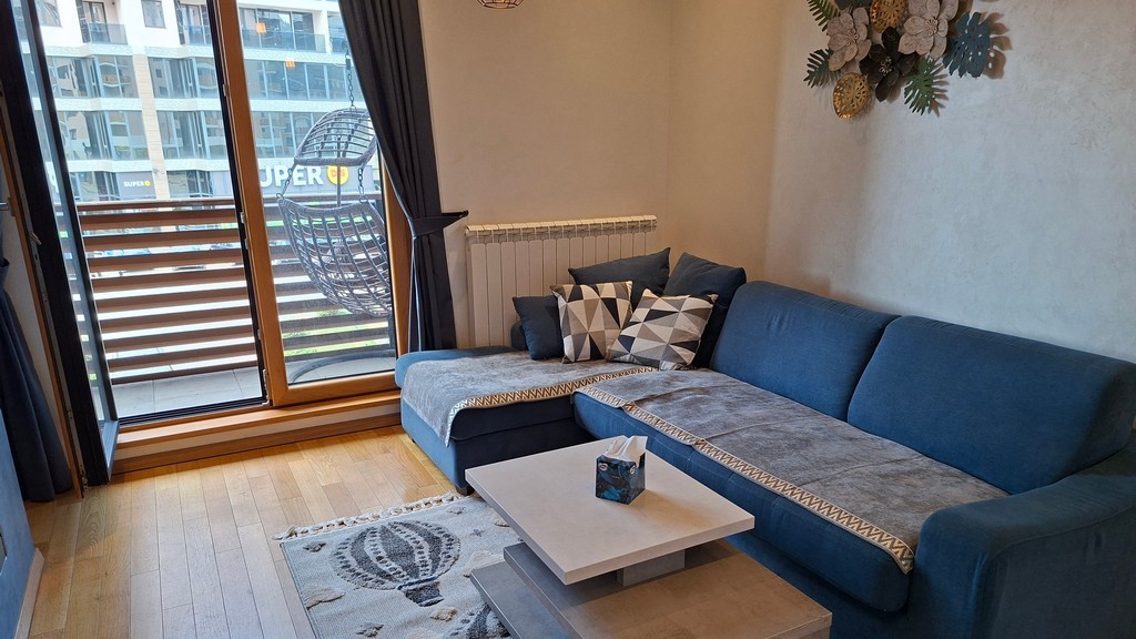 Prodaje se kompletno opremljen stan površine 46m2 sa terasom na drugom spratu u kompleksu Kalman na Zlatiboru.