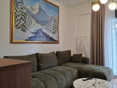 Prodaje se stan površine 54m2 na Zlatiboru, kompletno opremljen, na četvrtom spratu, iznad restorana Lekip, preko puta hotela Mona.