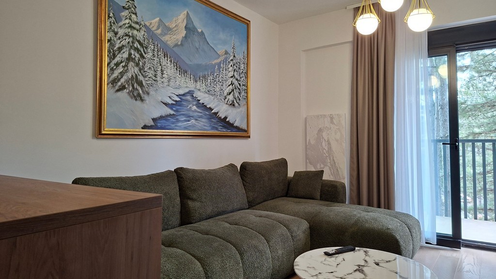 Prodaje se stan površine 54m2 na Zlatiboru, kompletno opremljen, na četvrtom spratu, iznad restorana Lekip, preko puta hotela Mona.