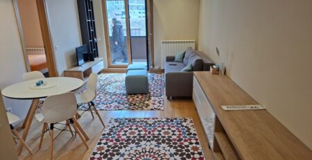 Prodaje se stan od 61m² na Zlatiboru,u objektu Kalman, kompletno opremljen, sa velikom terasom i garažnim mestom, na prvom spratu