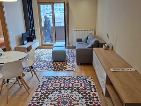 Prodaje se stan od 61m² na Zlatiboru,u objektu Kalman, kompletno opremljen, sa velikom terasom i garažnim mestom, na prvom spratu