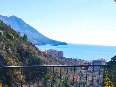 Apartmani M&Z se nalaze u Budvi tačnije u naselju Ivanovići. U ponudi je 8 apartmana, površine 30m2. Udaljeni su 800m od plaže uz brdo.