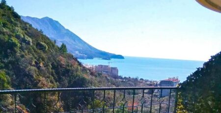 Apartmani M&Z se nalaze u Budvi tačnije u naselju Ivanovići. U ponudi je 8 apartmana, površine 30m2. Udaljeni su 800m od plaže uz brdo.