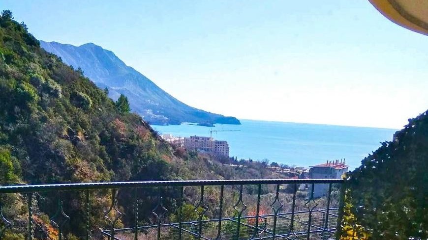Apartmani M&Z se nalaze u Budvi tačnije u naselju Ivanovići. U ponudi je 8 apartmana, površine 30m2. Udaljeni su 800m od plaže uz brdo.