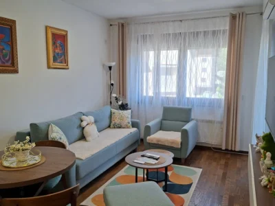 Apartman Dejzi 20 je smešten na drugom spratu Aria Premija objekta u ulici Petra Mićića bb, preko puta Aria cluba na Zlatiboru