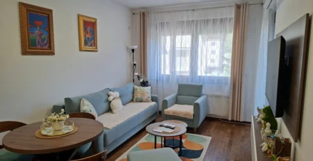 Apartman Dejzi 20 je smešten na drugom spratu Aria Premija objekta u ulici Petra Mićića bb, preko puta Aria cluba na Zlatiboru