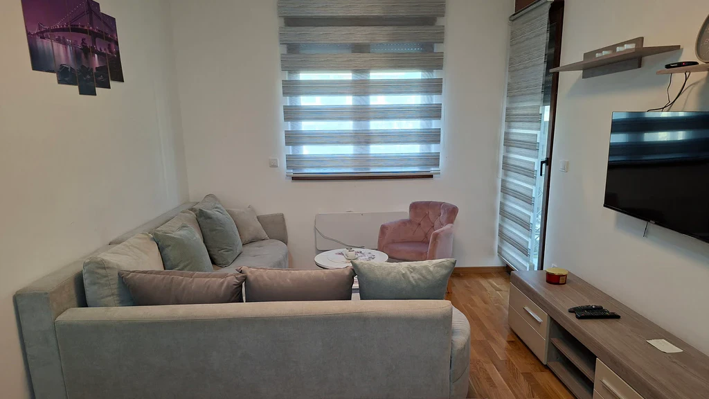 Apartman Vila Zlatibor 18 spa se nalazi u ulici Breza br 8, na drugom spratu. Udaljenost od centra je svega 500 metara i nudi savršen spoj udobnosti i blizine svim glavnim atrakcijama