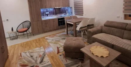 Prodaja kompletno opremljenog stana površine 40m², na Zlatiboru, kod malog Maxija i odmarališta Golija, 500m do jezera