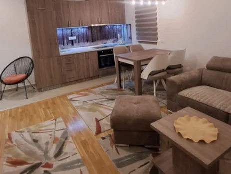 Prodaja kompletno opremljenog stana površine 40m², na Zlatiboru, kod malog Maxija i odmarališta Golija, 500m do jezera
