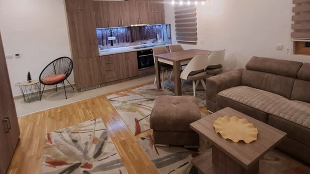 Prodaja kompletno opremljenog stana površine 40m², na Zlatiboru, kod malog Maxija i odmarališta Golija, 500m do jezera