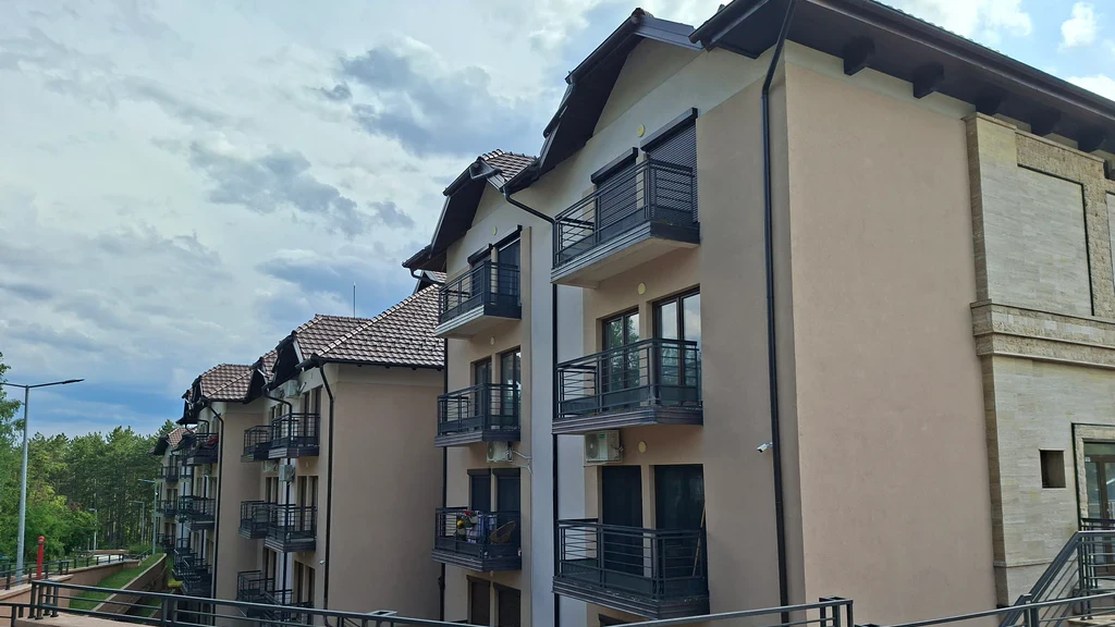 Stan je smešten na trećem spratu, broj 14, u naselju Ranč Zova u ulici Sime Protića. Standardan jednosobni apartman, kompletno opremljen, sa spavaćom sobom, dnevnom sobom, trpezarijom, kuhinjom, kupatilom i terasom, površine 45m2. Cena 1.500 eura/m2. Kontakt: +381/63/162-08-07 (Viber i Whatsapp)